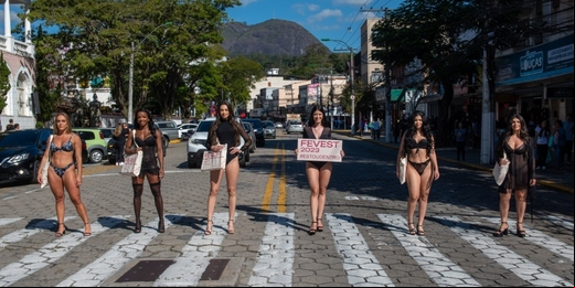 Modelos desfilam por pontos movimentados de Nova Friburgo para divulgar Fevest 2023 