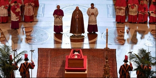 Cerca de 150 mil pessoas prestaram homenagem ao papa Francisco na Basílica de São Pedro; velório termina nesta sexta