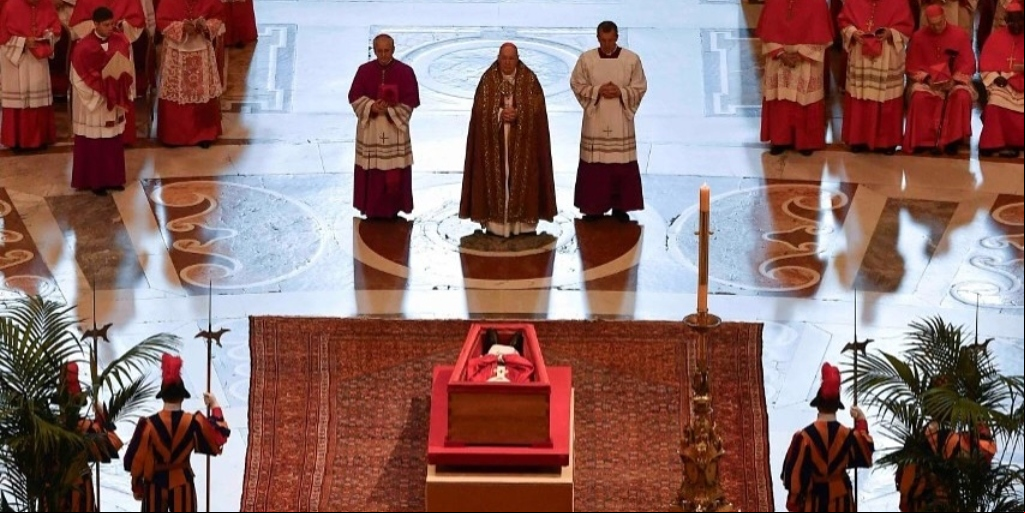 Cerca de 150 mil pessoas prestaram homenagem ao papa Francisco na Basílica de São Pedro; velório termina nesta sexta