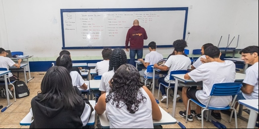 Governo do RJ publica edital com mais de 4 mil vagas para professores temporários; veja como se inscrever