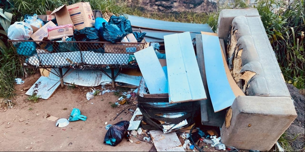 Descarte irregular de lixo flagrado no bairro Ponte da Saudade no último mês