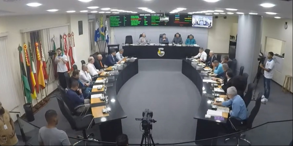 Sessão polêmica na Câmara de Friburgo: oposição denuncia exclusão em comissões e vereador aponta abuso de poder do Executivo