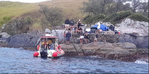 Operação resgata 14 pessoas em ilha de Cabo Frio após embarcação sofrer avarias no trajeto de volta