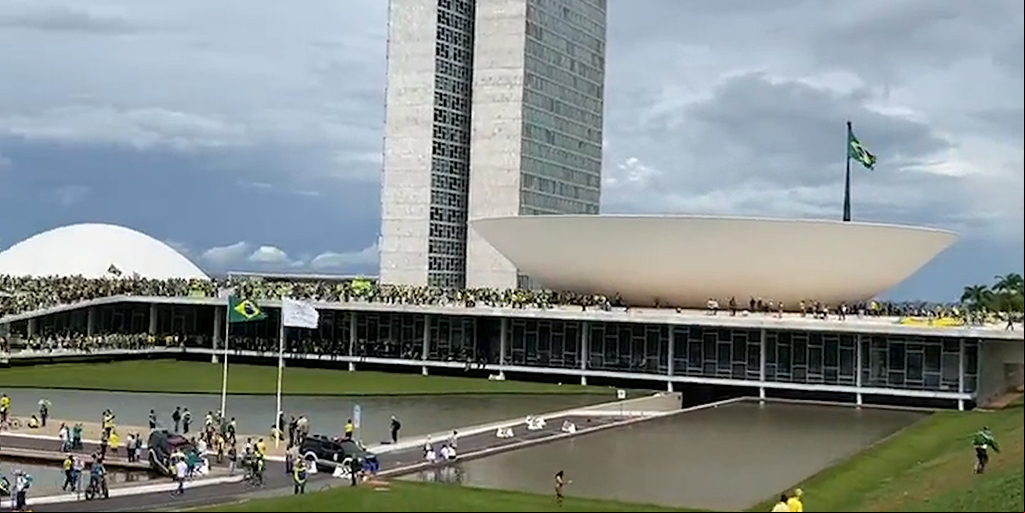 Domingo de violência: terroristas invadem e depredam os prédios dos Três Poderes em Brasília