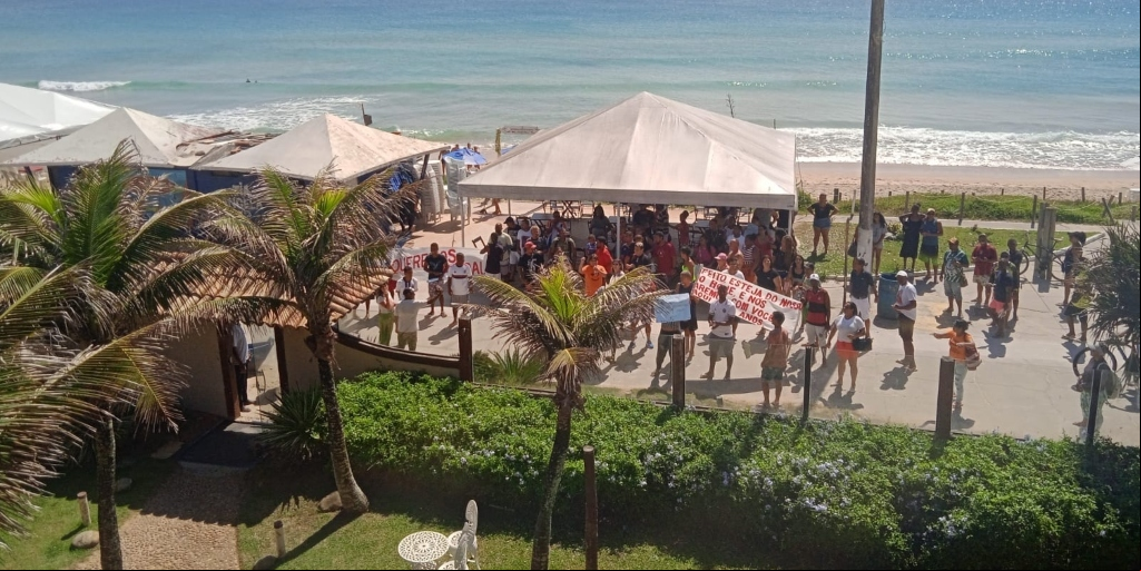 Trabalhadores protestam contra demolição dos quiosques na Praia das Conchas, em Cabo Frio