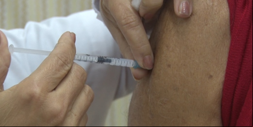 Com apenas 16% de vacinados com a bivalente, internações e casos de Covid-19 sobem no RJ