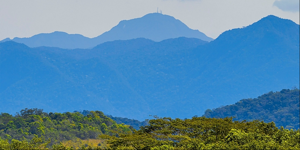 As montanhas vistas de Araruama