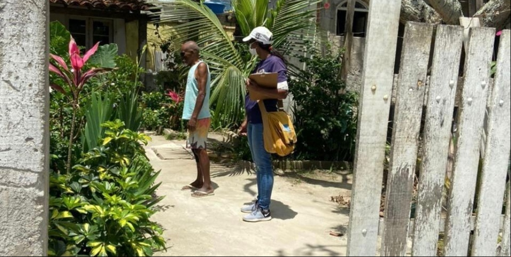 Agente de Combate a Endemias fazendo visita em casas de Búzios