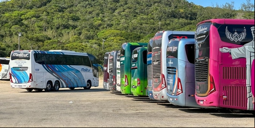 Justiça restabelece cobrança de taxa de R$ 2.500 para ônibus de turismo em Cabo Frio