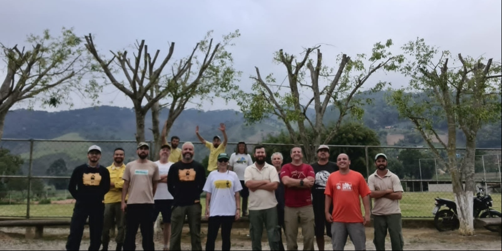 Grupo que colocou sinalização em trilhas da Região Serrana contou com voluntários, integrantes do Parnaso e superintendentes do Inea