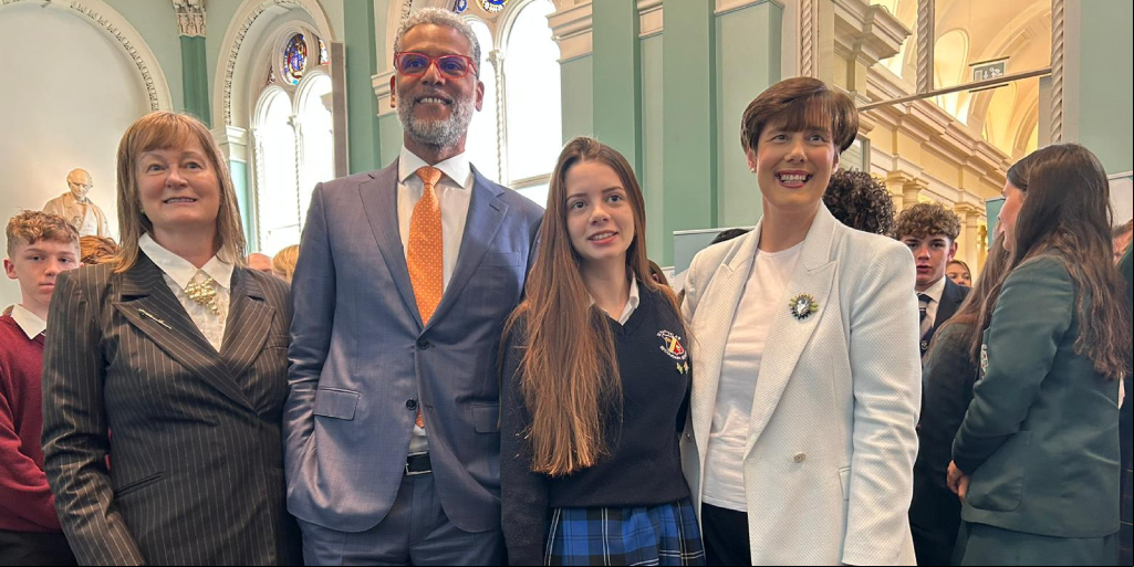 Ana posa junto do primeiro secretário da Embaixada Brasileira na Irlanda, Rafael Luz, e da ministra da educação do país, Norma Foley (à direita) 