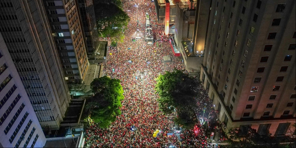 Eleitores foram para a Avenida Paulista comemorar a vitória do candidato do PT