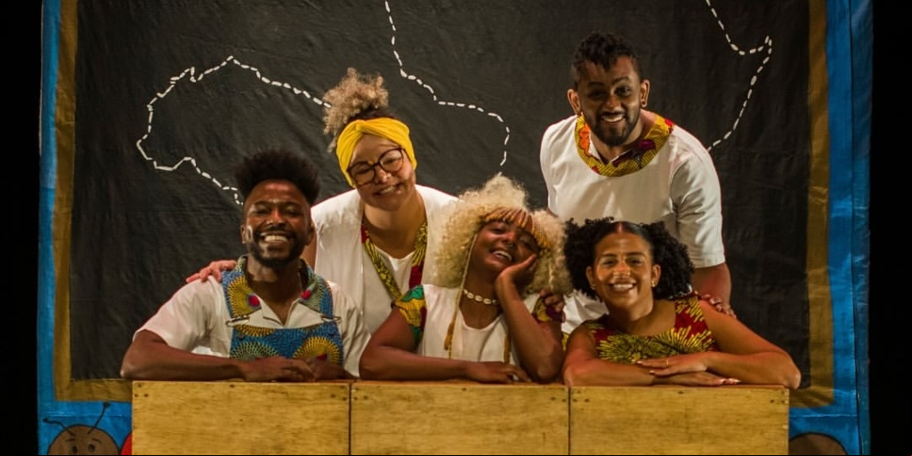 A peça aborda com delicadeza os impactos do racismo estrutural na escola