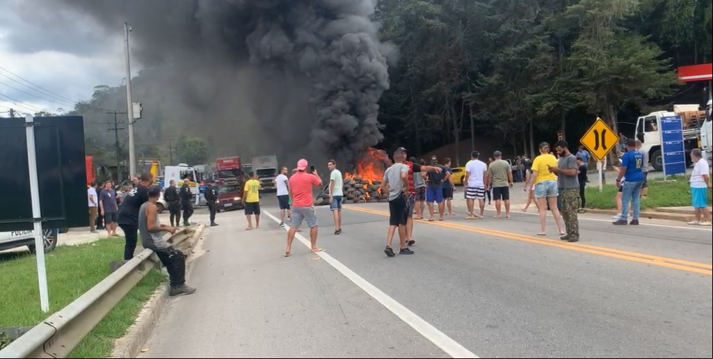 Grupo de caminhoneiros fecha rodovias do interior em protesto contra resultado das eleições