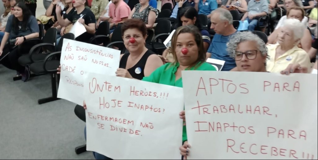 Manifestantes se reuniram na Câmara para pedir o pagamento do piso