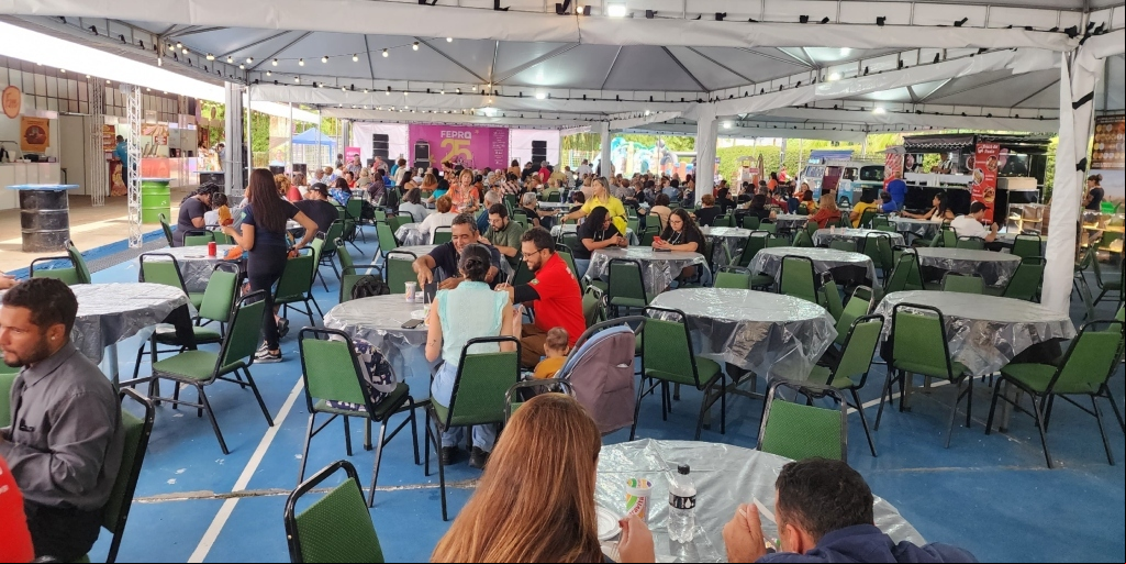 Praça de alimentação tem mais de 20 opções de comidas e bebidas