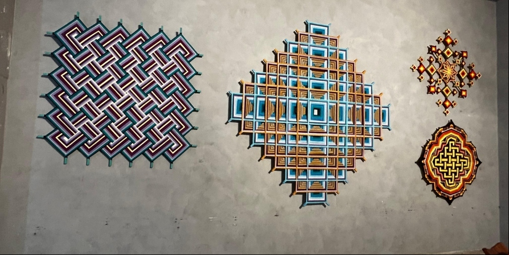 Exposição 'Ser Texto – fios como escrita em si’, da artista e historiadora Maria Buendía